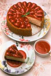 Strawberry Cheesecake w Fresh Strawberry Sauce